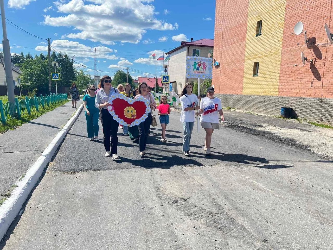 Торжественное шествие посвященное Дню семьи, любви и верности в п. Сентябрьский.