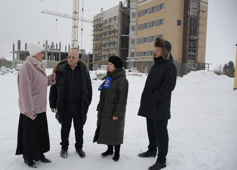 Партийный десант проинспектировал строительство поликлиники в Пойковском.