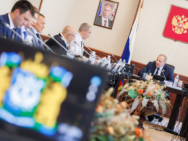 На заседании комитета.